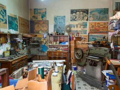 ...entriamo in un ambiente dal forte odore di colla che trasuda di storia e tradizione. Sulle pareti sono attaccati vecchi cartelloni pubblicitari...